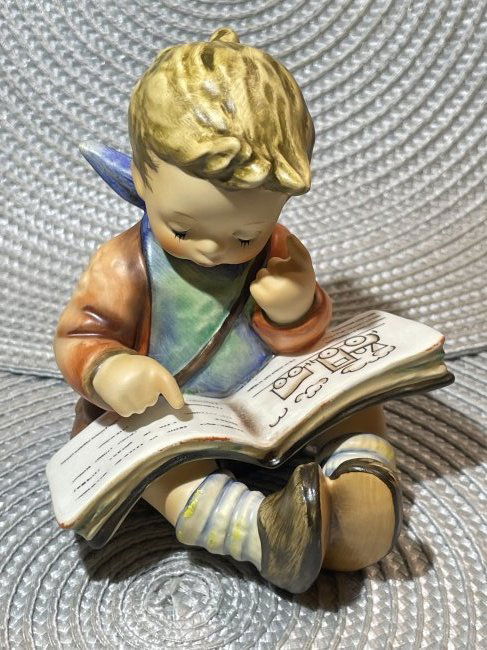 Vintage Hummel Figurine: #415 "Thoughtful" 4.5" Tall in VG Preowned Condition. (1 of 5)