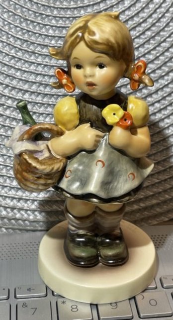 Hummel Figurine: #563/0, Little Visitor 5.25" Tall in Good Preowned Condition.: Hummel Figurine: #563/0, Little Visitor 5.25" Tall in Good Preowned Condition. $10 Domestic Shipping.