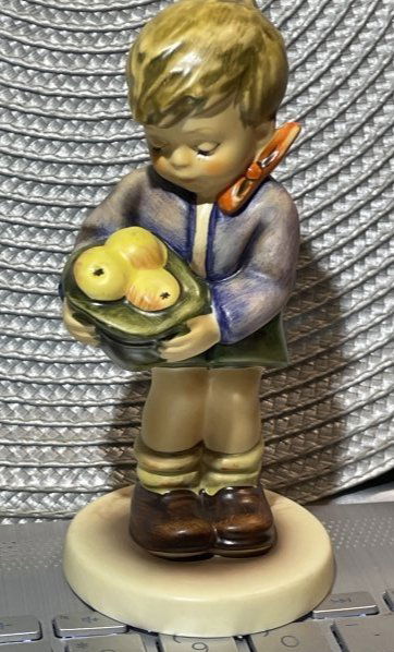 Goebel Hummel Porcelain "Gift from a Friend" #485 Figurine 5" Tall in Good Preowned Condition.: Goebel Hummel Porcelain "Gift from a Friend" #485 Figurine 5" Tall in Good Preowned Condition. $10 Domestic Shipping.