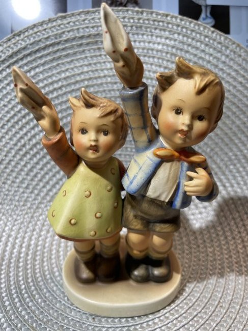 Scarce MI Hummel "Auf Weidersehen" Stylized Bee 153/0 in Good Preowned Condition.: Scarce MI Hummel "Auf Weidersehen" Stylized Bee 153/0 in Good Preowned Condition. $10 Domestic Shipping.
