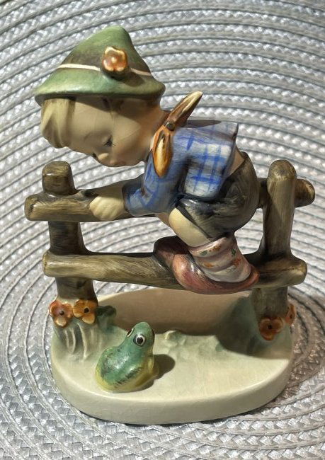 HUMMEL Figurine #201/2/0 "Retreat to Safety" FULL BEE in VG Preowned Condition. (1 of 3)