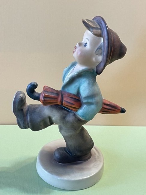 Hummel Goebel Figurine *Happy Traveler* 109/0 Stylized Bee in Good Condition.: Hummel Goebel Figurine *Happy Traveler* 109/0 Stylized Bee in Good Preowned Condition. $8 Domestic Shipping. (On Multiple Lots Won, the Shipping Fees will be combined or Adjusted Accordingly)