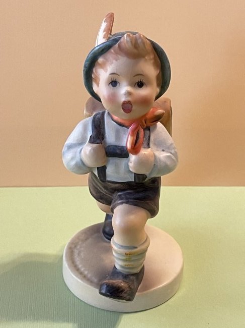 Hummel Goebel Figurine, School Boy #82 2/0 Stylized Bee in Good Preowned Condition. (1 of 6)
