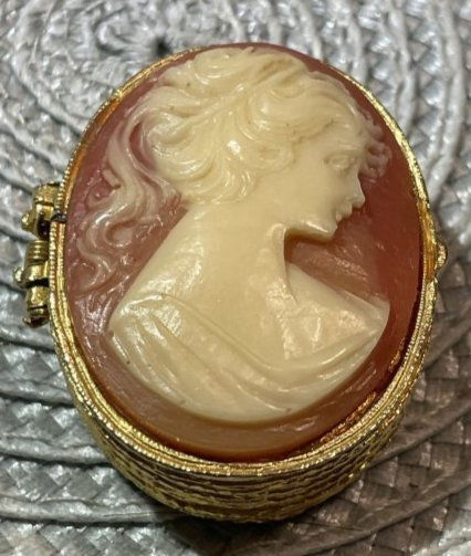 Vintage Mid-Century Faux Cameo Oval Pill Box in Good Preowned Condition: Vintage Mid-Century Faux Cameo Oval Pill Box in Good Preowned Condition