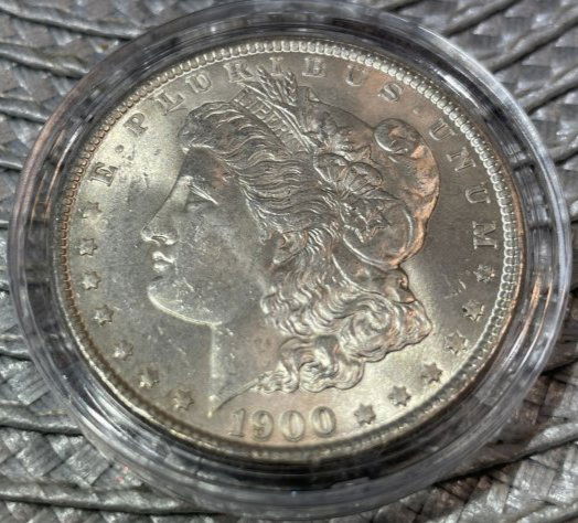 1900-P CHOICE UNCIRCULATED CONDITION MORGAN SILVER DOLLAR AS PICTURED. (1 of 2)