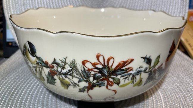 Vintage 1996 Lenox Fine Ivory China Winter Greetings Bowl 8" in VG Preowned Condition. (1 of 6)
