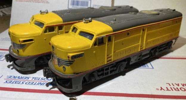 Vtg Pair Lionel O-Gauge Union Pacific #2023 Diesel Locomotive & Dummy Engines in Fair-Good Condition (1 of 12)