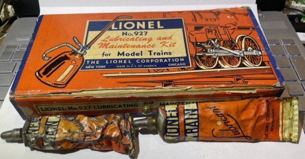Postwar Lionel #927 Lubricating & Maintenance Kit From 1950's w/Instructions as Pictured. (1 of 5)