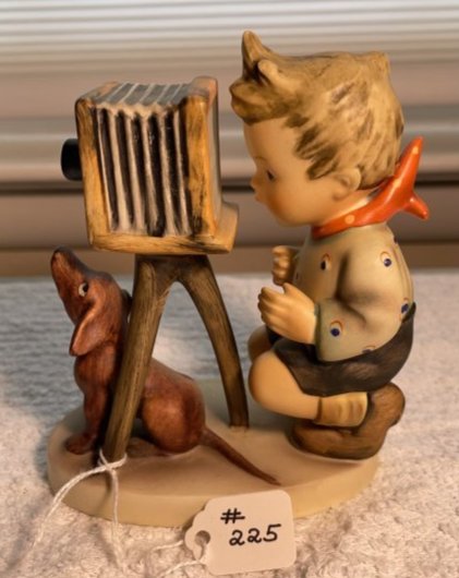 Vintage HUMMEL Figurine #178 TMK-4 THE PHOTOGRAPHER 4.75" Tall in Good Preowned Condition: Vintage HUMMEL Figurine #178 TMK-4 THE PHOTOGRAPHER 4.75" Tall in Good Preowned Condition as Pictured. $10 DOMESTIC INHOUSE SHIPPING.
