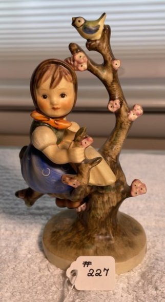 Vintage HUMMEL Figurine #141/1 TMK-3 APPLE TREE GIRL 6" Tall in Good Preowned Condition: Vintage HUMMEL Figurine #141/1 TMK-3 APPLE TREE GIRL 6" Tall in Good Preowned Condition as Pictured. $12 DOMESTIC INHOUSE SHIPPING.