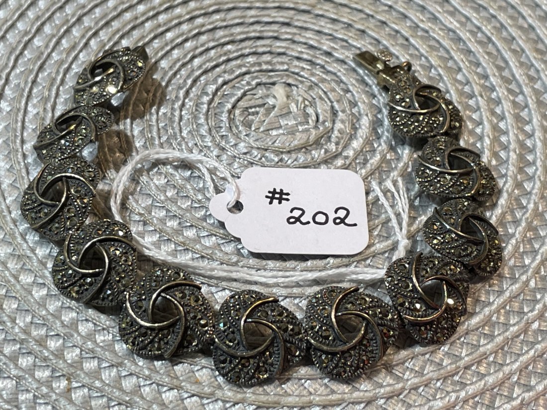 Ladies Vintage Sterling Silver Marcasite 7.50" Link Bracelet Preowned and Toned. Needs Polishing.: Ladies Vintage Sterling Silver Marcasite 7.50" Link Bracelet Preowned and Toned. Needs Polishing. $7 Domestic Inhouse Shipping.