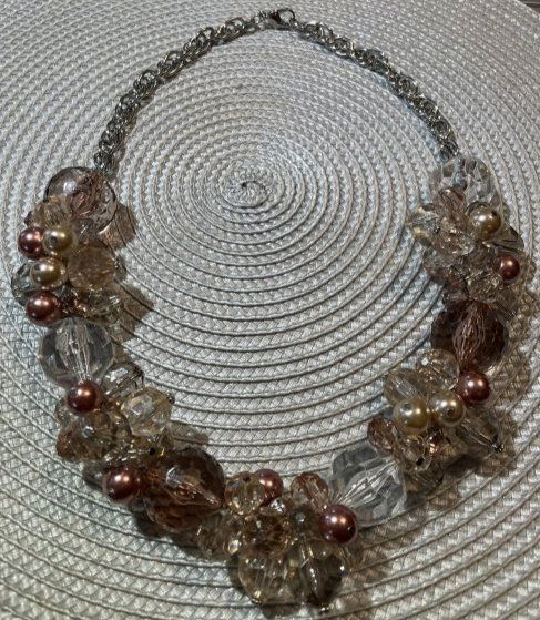 Large 22" Lucite Bead Fashion Necklace on a Silver-tone Chain in VG Preowned Condition. (1 of 4)