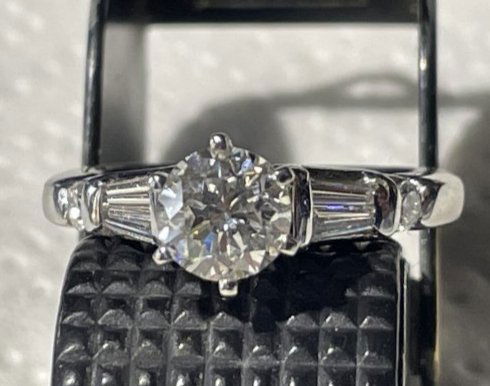 Ladies Quality Round Diamond Platinum Engagement Ring Approx. .95/1.00 Carat TW VS Quality (1 of 3)