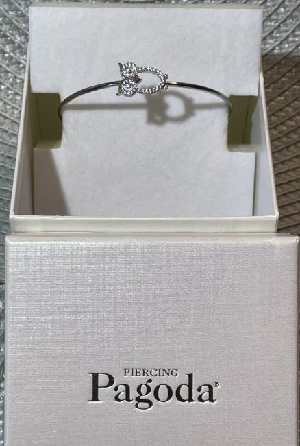 New in Box Piercing Pagoda Crystal Owl Fashion Bracelet as Pictured.: New in Box Piercing Pagoda Crystal Owl Fashion Bracelet as Pictured. $5 Domestic Inhouse Shipping.