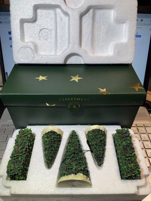 Dept 56 Snowbabies Holly Landscape Set RETIRED New in Box as Pictured. (1 of 3)