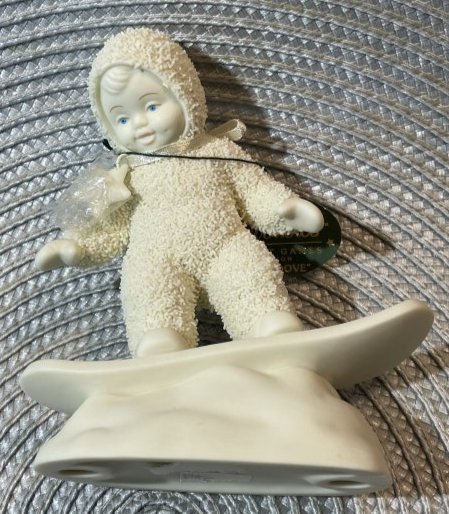 Snowbabies "In The Groove" Figurine -2000- Retired in Good Preowned Condition.: Snowbabies "In The Groove" Figurine -2000- Retired in Good Preowned Condition. $7 Domestic Inhouse Shipping. (On Multiple Lots Won, The Shipping Fee will be Combined or Adjusted Accordingly)
