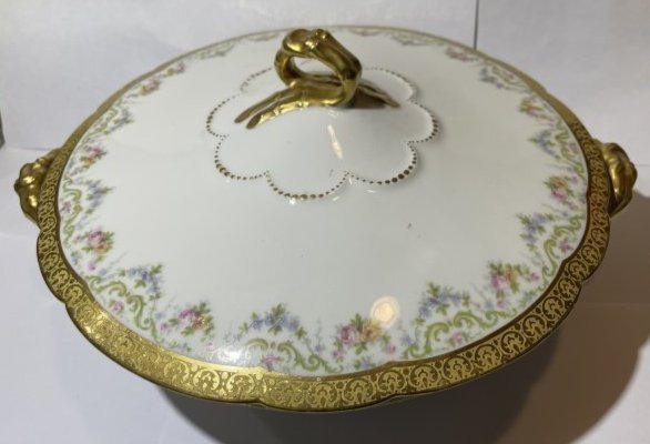 Vintage French LIMOGES Porcelain Covered Vegetable Bowl in VG Preowned Condition.: Vintage French LIMOGES Porcelain Covered Vegetable Bowl in VG Preowned Condition. $15 DOMESTIC INHOUSE SHIPPING.
