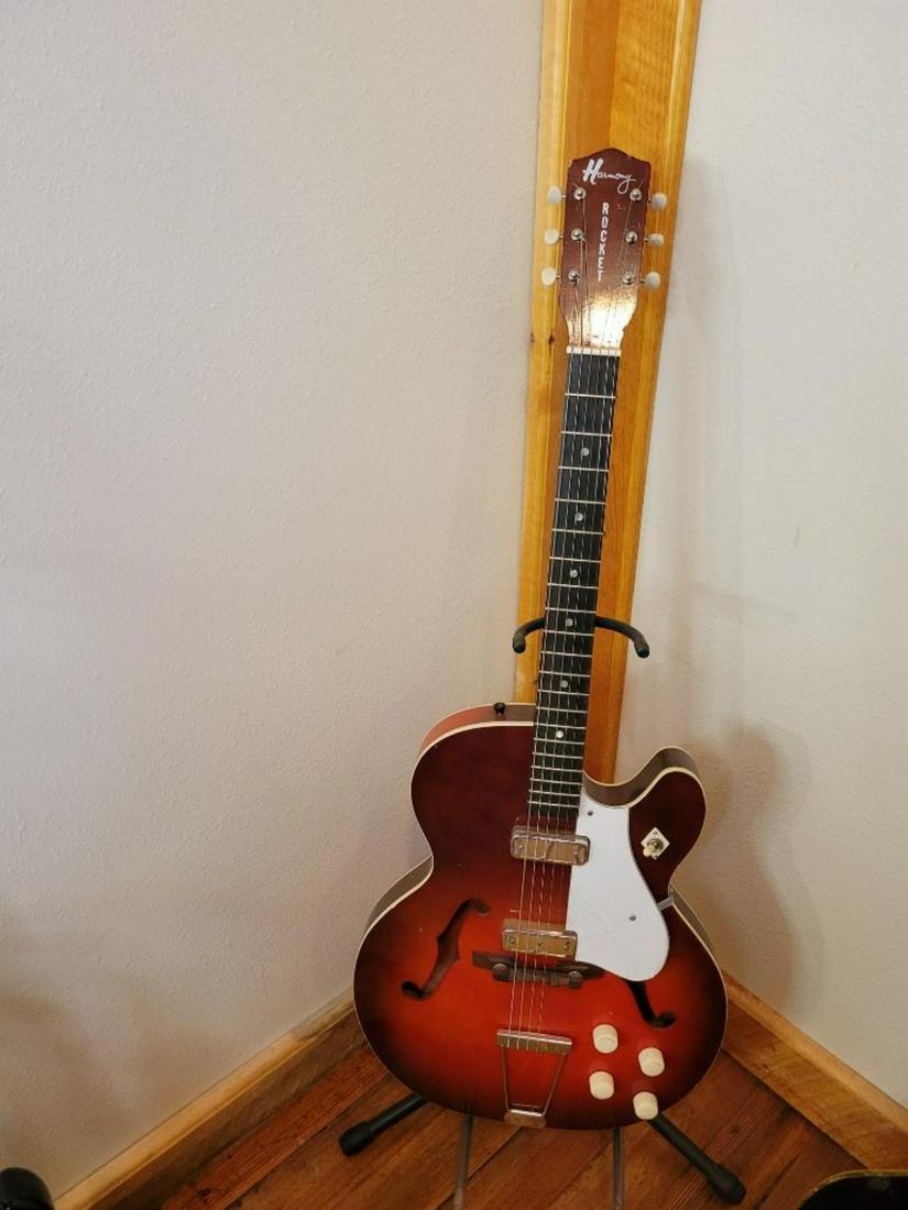 Harmony Rocket Electric guitar with stand (1 of 4)
