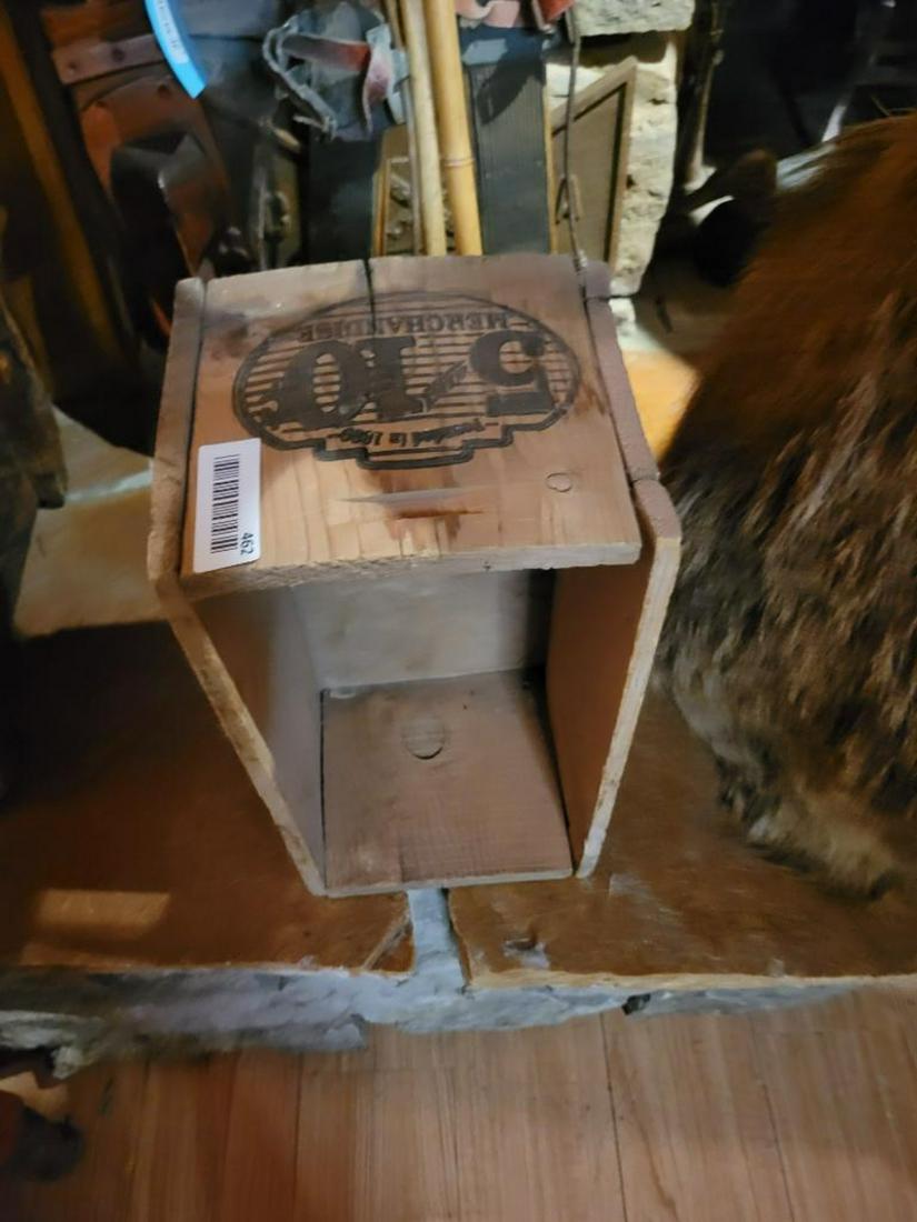 5 and 10 Merchandise vintage wooden box (1 of 1)