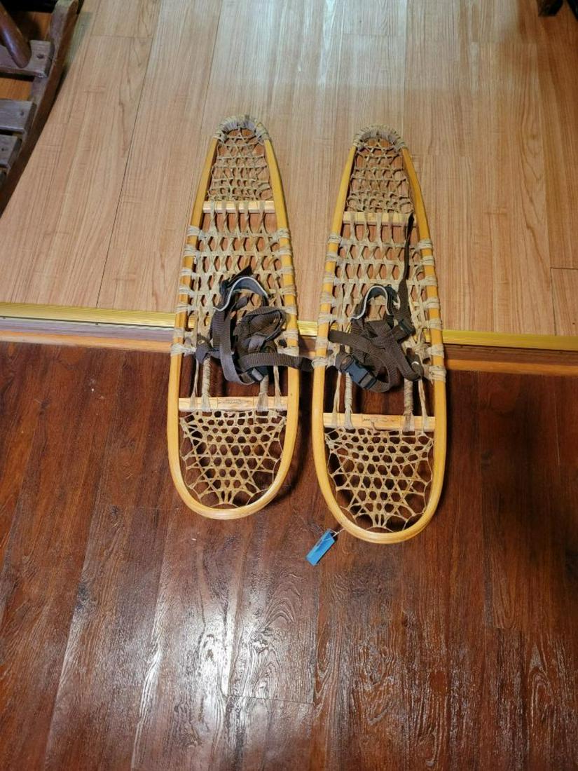 Pair of vintage snowshoes (1 of 4)