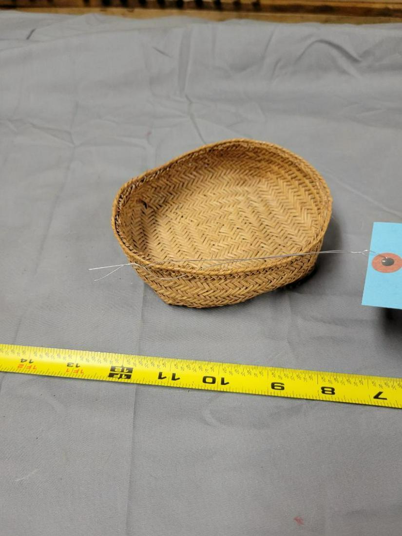 Small Hand Woven Grass basket (1 of 2)