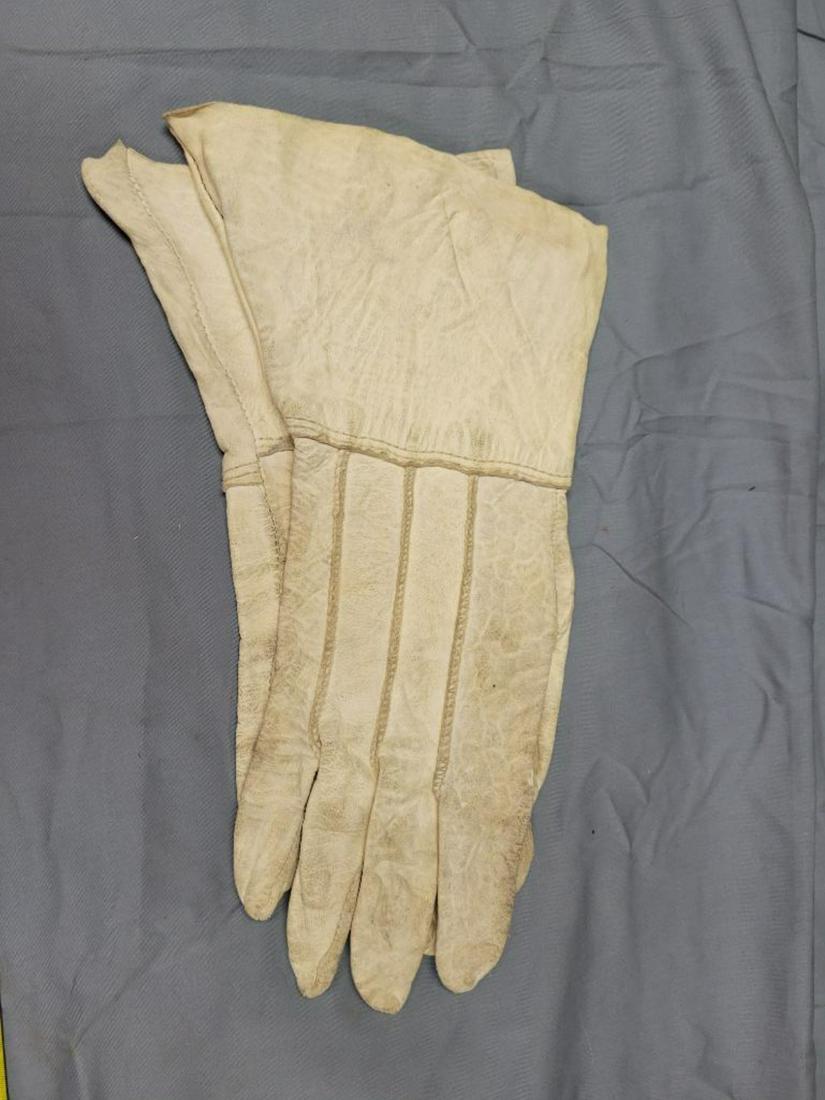 Pair of vintage leather Officers' Calvary gloves (1 of 3)