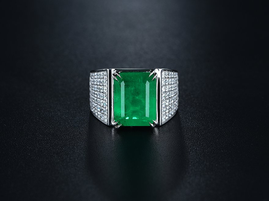 7.49ct Natural Emerald Ring (1 of 1)