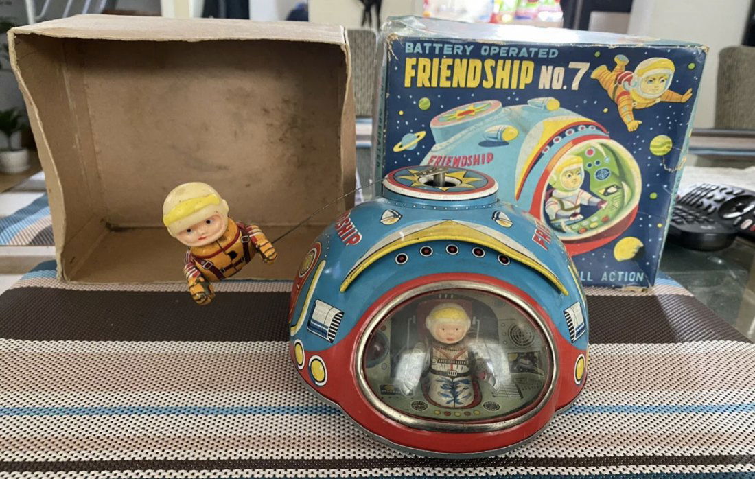 1963 MASUDAYA FRIENDSHIP No-7 SPACE TIN TOY B.O BOXED: VINTAGE MASUDAYA MODERN TOYS FRIENDSHIP No-7 BATTERY OPERATED SOACE SHIP TIN TOY BOXED JAPAN MADE,I SOLD THIS TOY AS IS IN IMAGES OR AS I FOUND I TESTED AND DOES NOT WORKS NEED MAINTENANCE OR REPAIR T