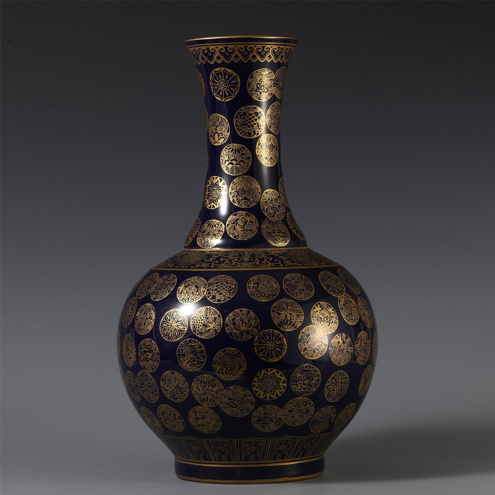 A LARGE CHINESE PORCELAIN VASE WITH GOLE PAINTED BLUE (1 of 8)