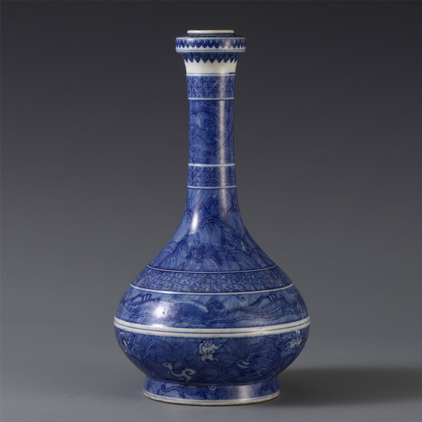 A CHINESE PORCELAIN BLUE AND WHITE FLOWER VASE BOTTLE (1 of 9)