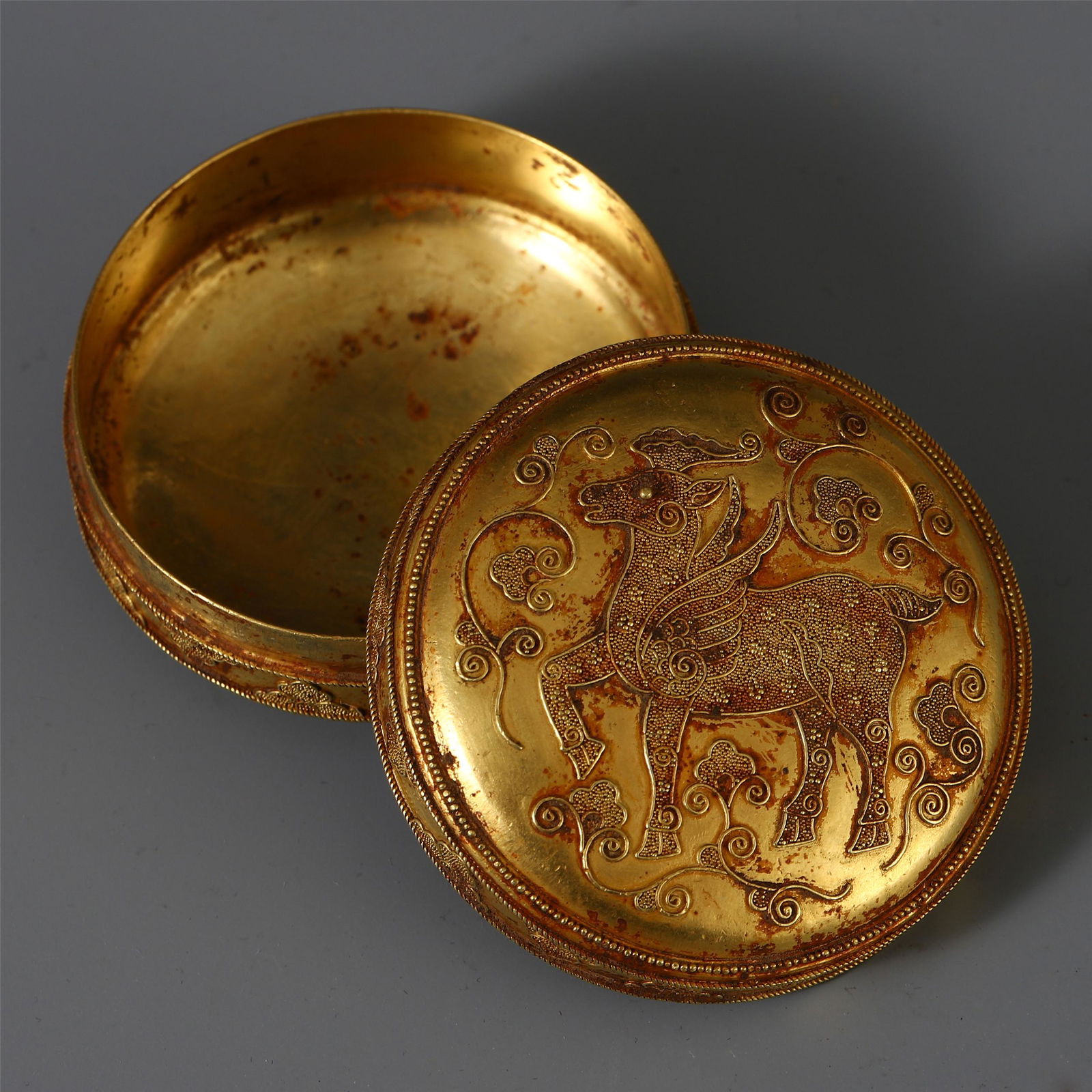 A CHINESE PURE GOLD CARVED BEAST PATTERN LIDDED BOX: A CHINESE PURE GOLD CARVED BEAST PATTERN LIDDED BOX. H. 2.5 cm. Diam. 5.5 cm. Weight 110 gram. We pack and deliver all buyers packages. Shipping cost $30 to US address and $100 for International deliv