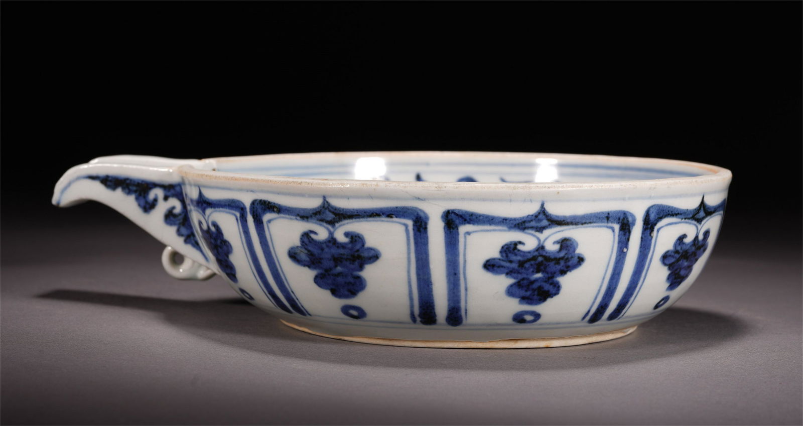 CHINESE PORCELAIN BLUE AND WHITE BRUSH WASHER (1 of 10)