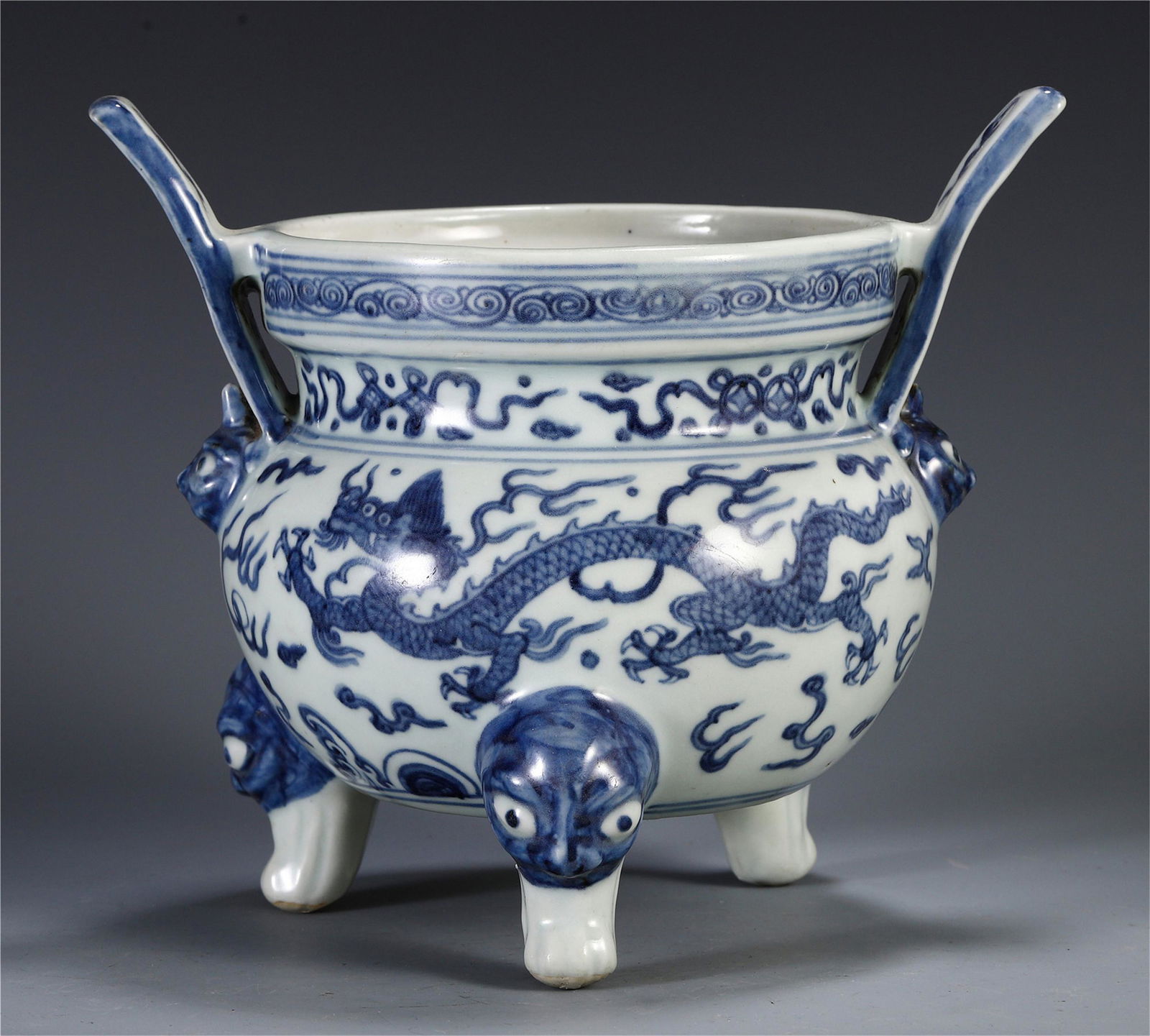 CHINESE BLUE AND WHITE PORCELAIN TRIPLE FEET CENSER (1 of 9)