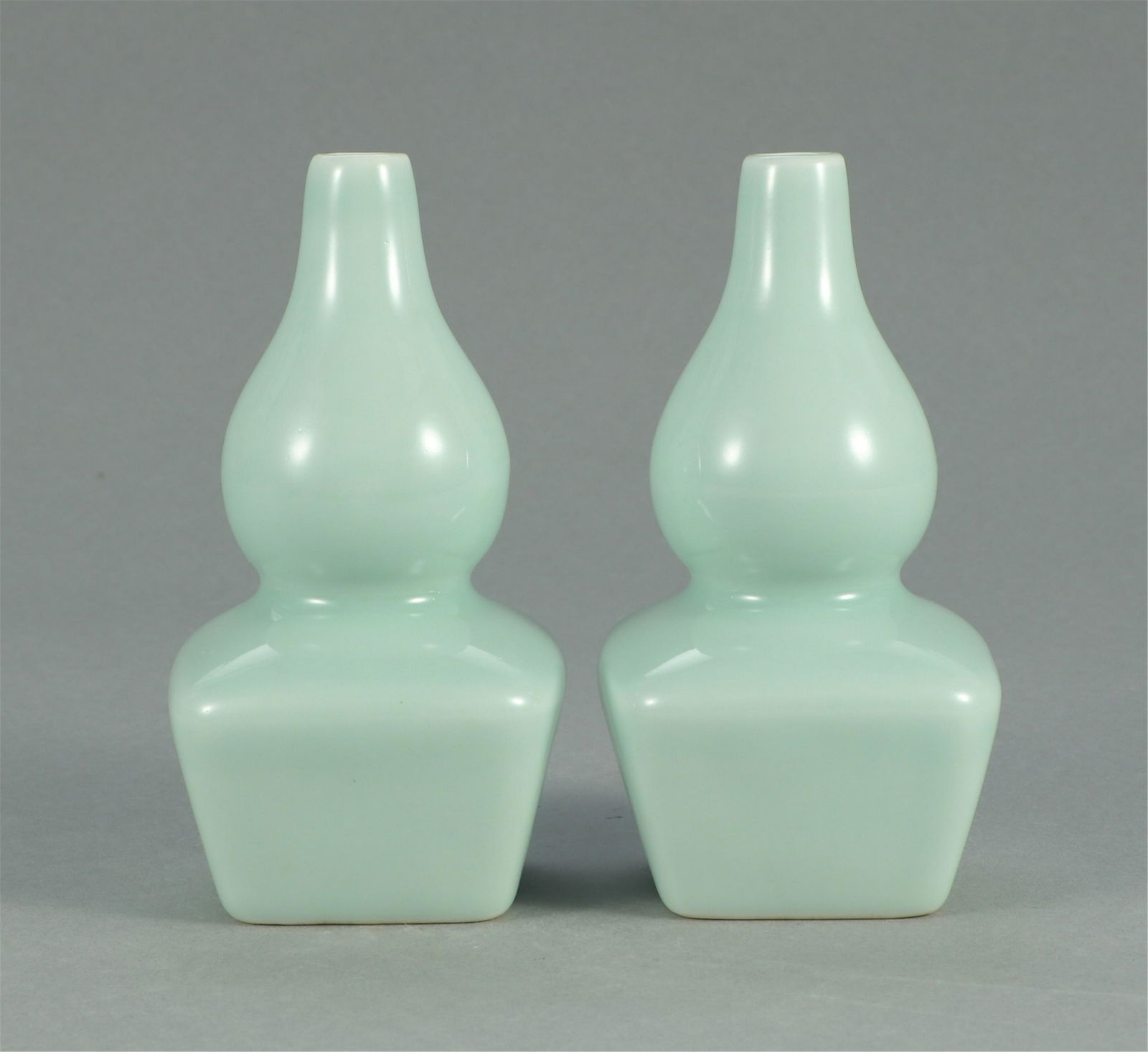 A PAIR OF CHINESE CELADON GLAZE PORCELAIN SQUARE GOURD (1 of 9)