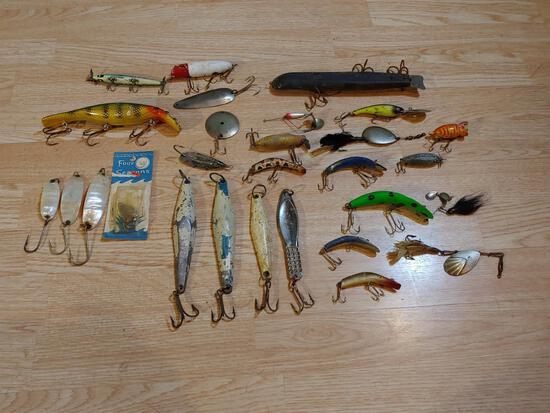 Group Of Vintage Fishing Lures: 24-90 Just a nice variety of old lures