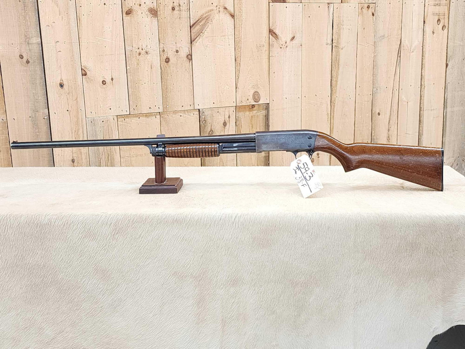 Ithaca Model 37 Featherlight 12ga Pump: 59.3 Solid gun mod choke SN 828918-2