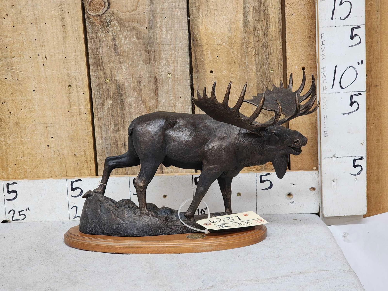 Whitetails Unlimited Bronze " Regal Suitor ": 63.37 Signed by the artist Redl Mergelman with medallion 12.3 Lbs