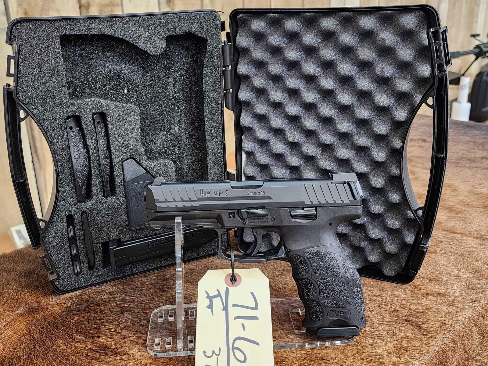 Heckler & Coch Model VP9 9mm Semi Auto Pistol New (1 of 4)