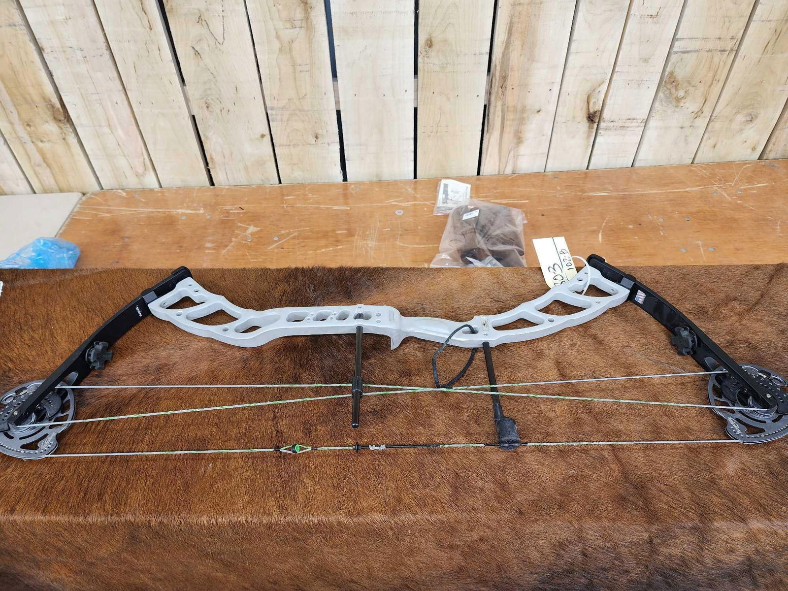 Diamond Medalist Compound Bow: 80.3 Great condition