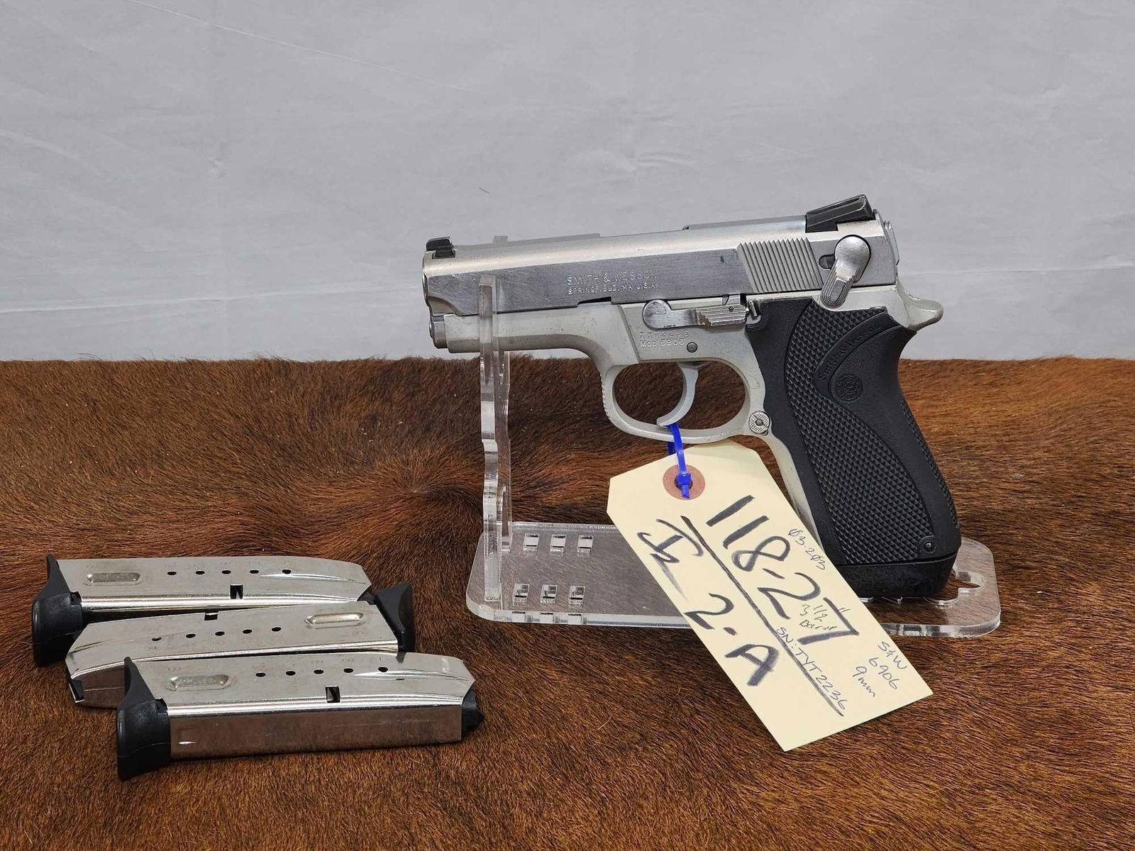 Smith & Wesson Model 6909 9mm Semi Auto Pistol (1 of 6)