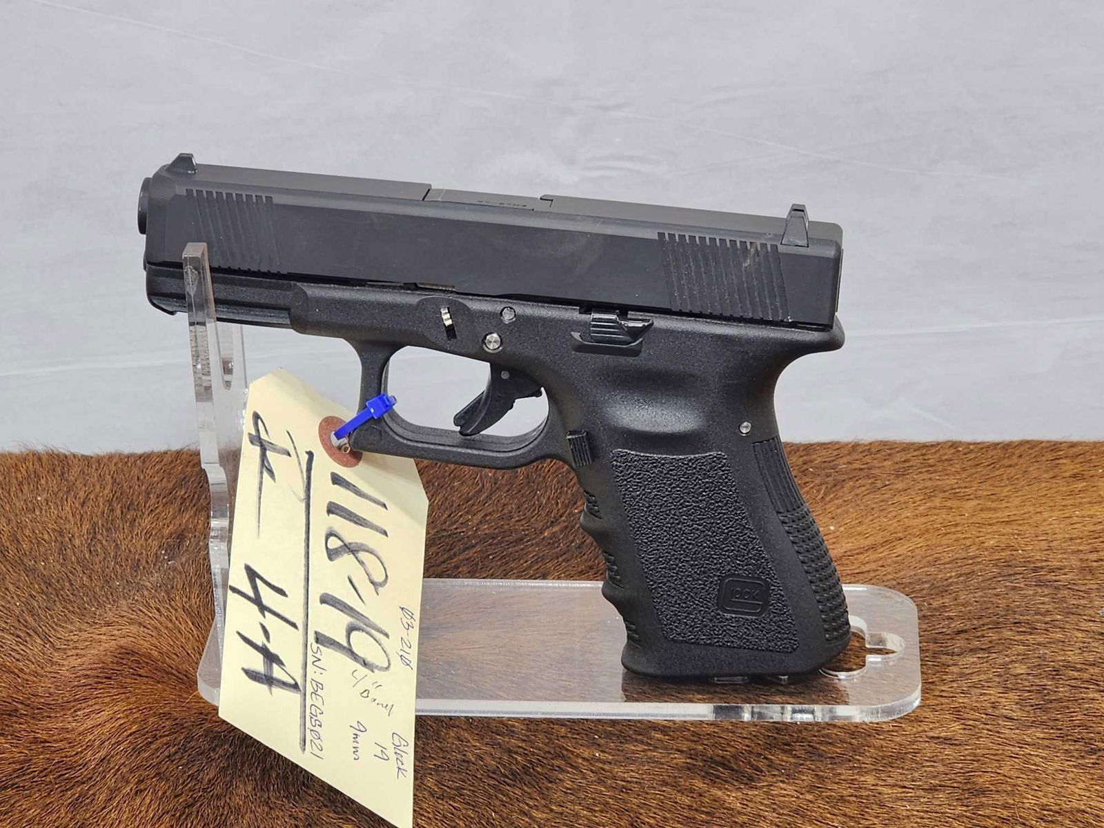 Glock Model 19 9mm Semi Auto Pistol: 118.19 Solid gun 4" barrel shiny bore good rifling needs a mag easy to find SN BEGS021