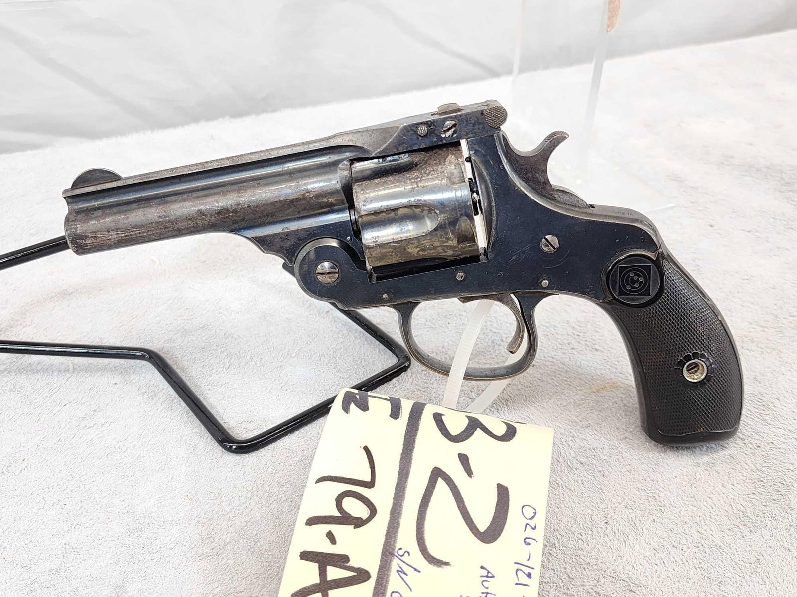 Harrington & Richardson Arms Auto Ejecting 2nd Moder .32 S&W Revolver (1 of 2)