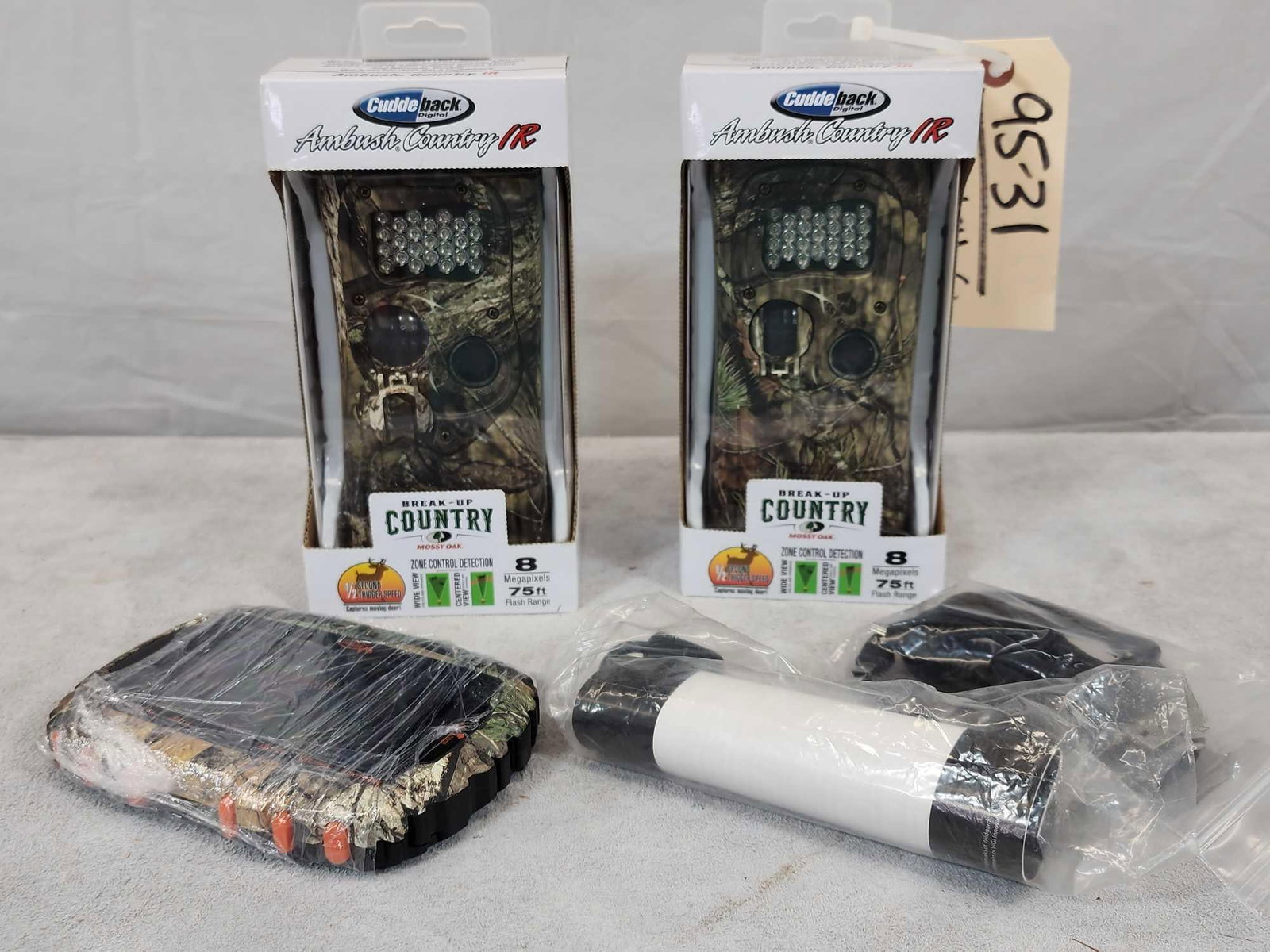 2 Cudde Back 8 Megapixel Trail Cams: 95.31 New in the box with card reader one money buys the lot