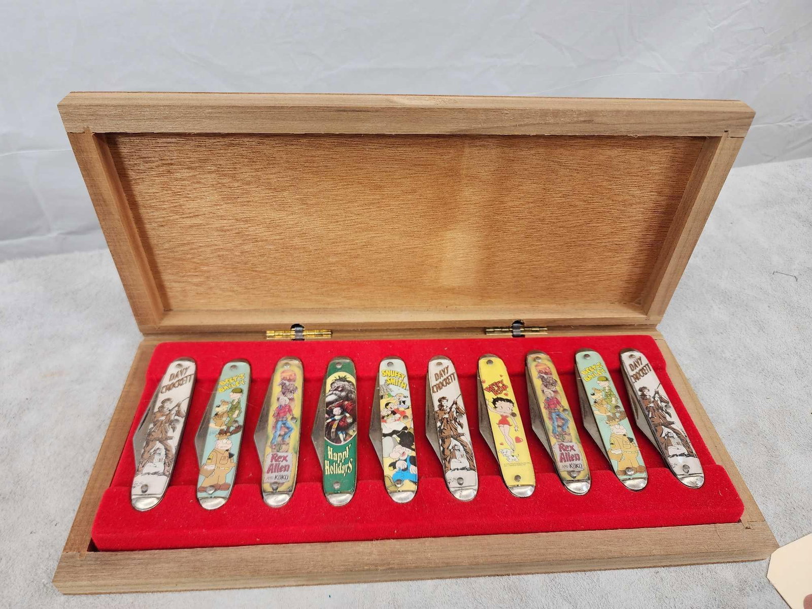Vintage Novelty Cutlery Colletors Case With Knives (1 of 8)
