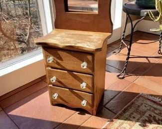 Small set of drawers (1 of 1)