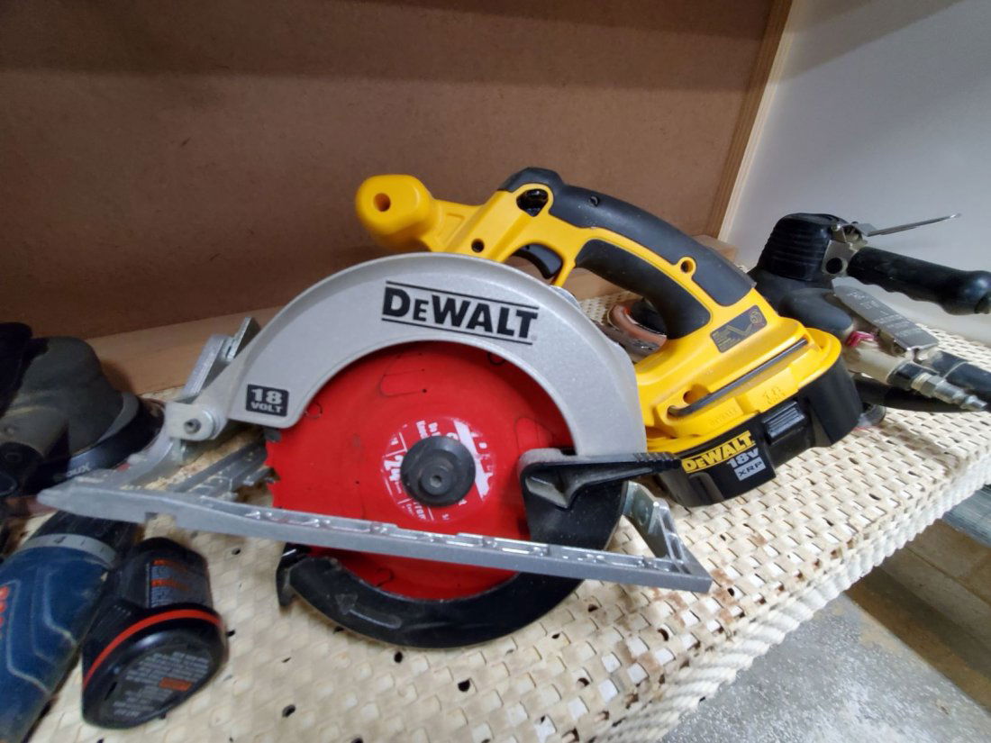 Dewalt cordless saw (1 of 1)