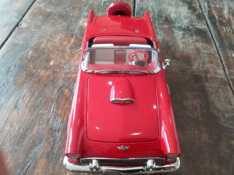 Red Ford Thunderbird: Beautiful die cast model car in excellent condition.