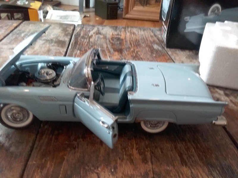 Ford Thunderbird: Beautiful die cast model car in excellent condition.