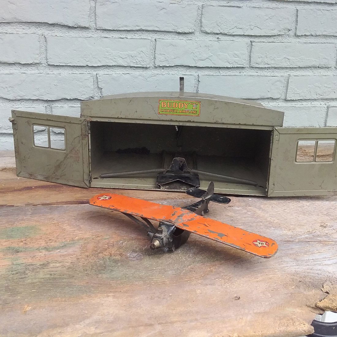 Buddy L Airplane Hanger and Plane (1 of 2)