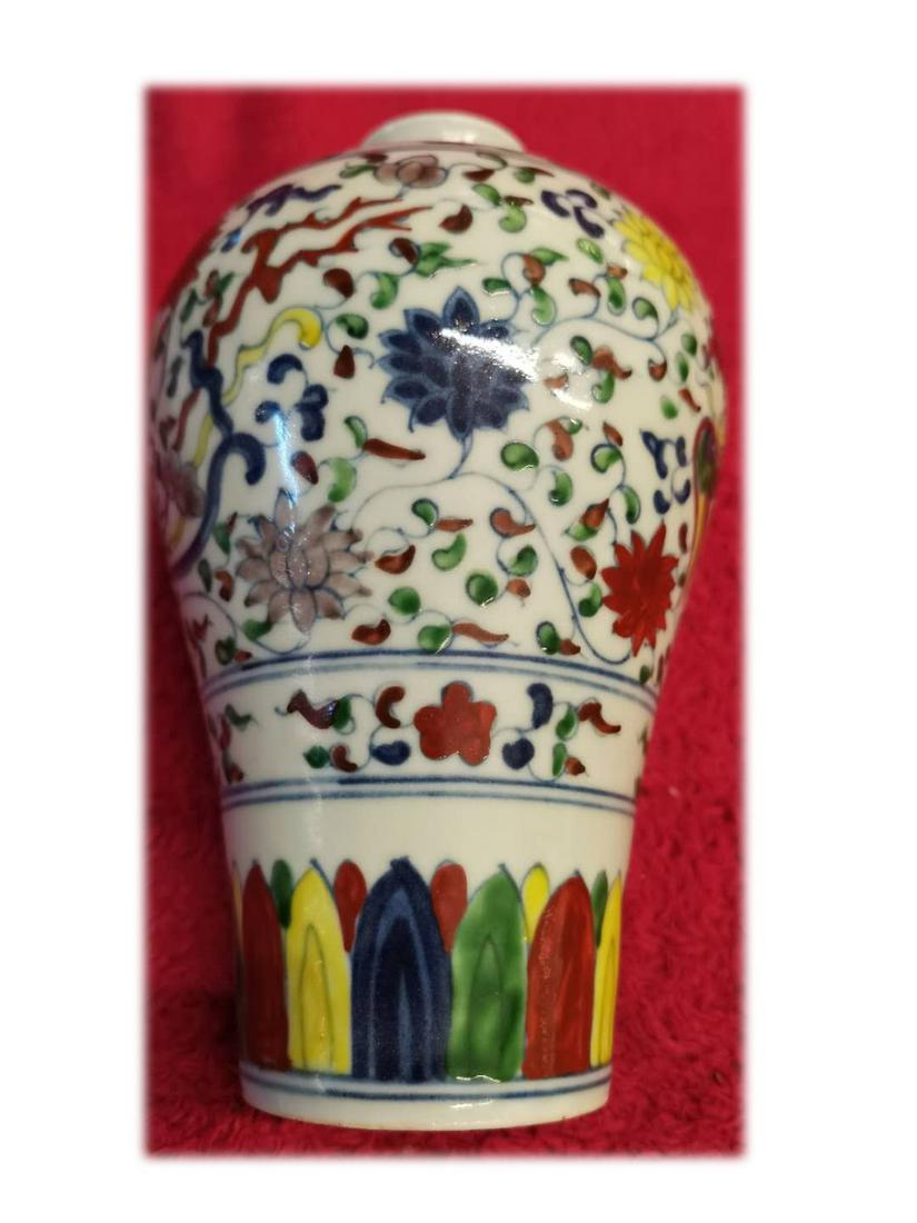 A PHOENIX PATTERN VASE (1 of 3)